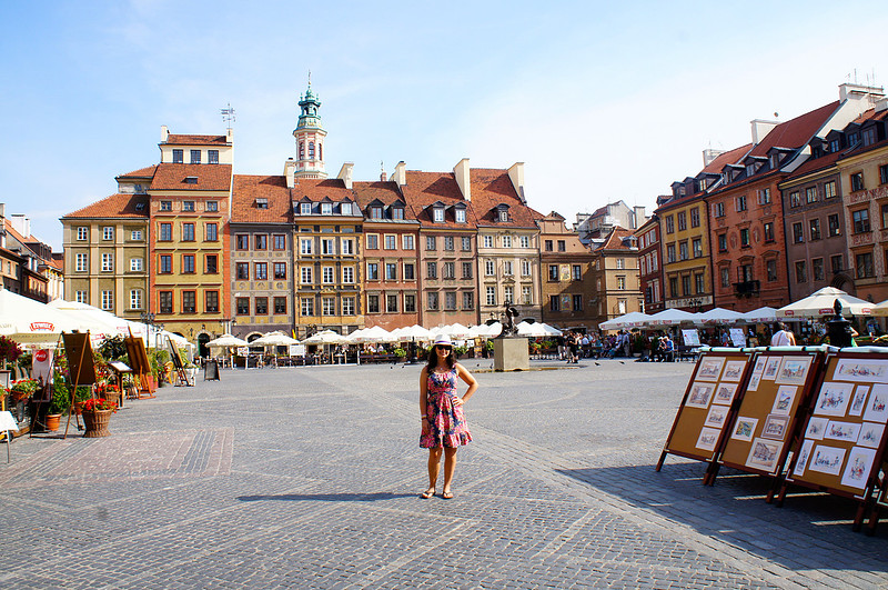 Aside from grabbing some drinks you can also get some local art work at the Warsaw's Starowka. 