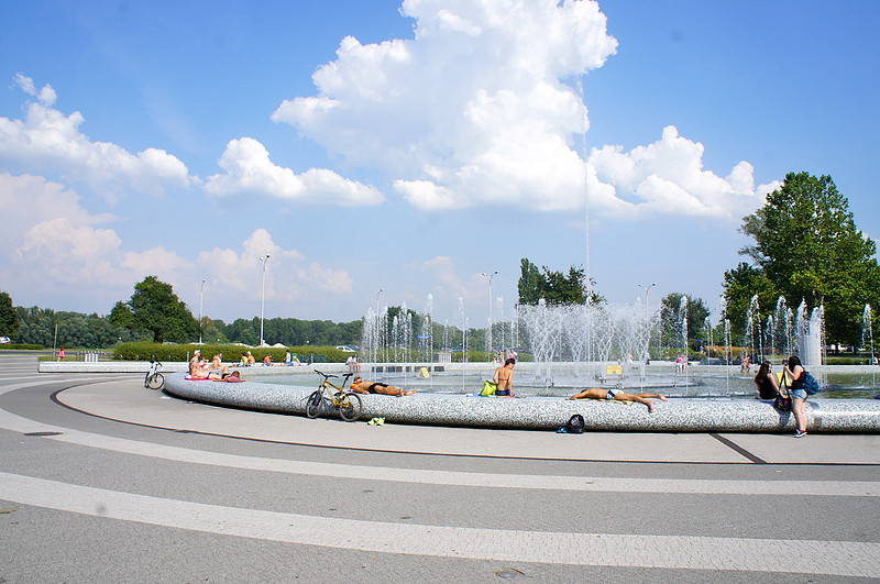 You can spot skimpy dressed sunbathers at the Multimedia Fountain Park. It's a pretty entertaining sight for a middle of the city. 