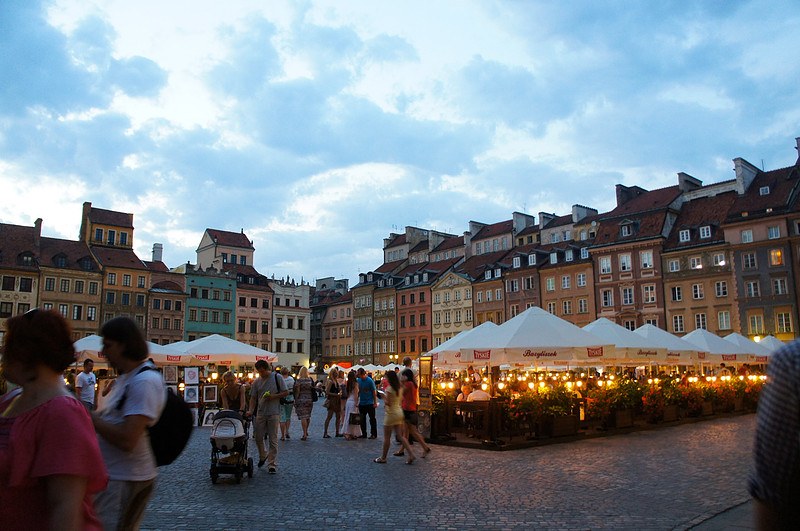 In the evening, Old Town in Warsaw is full of life. There's lots of cute outdoor cafes where you can sip local beer and wine. 