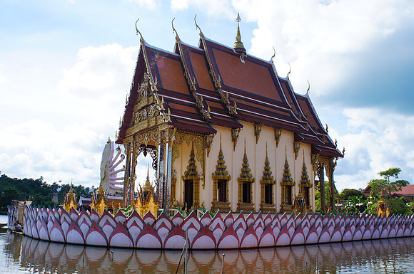 Wat Plai Laem